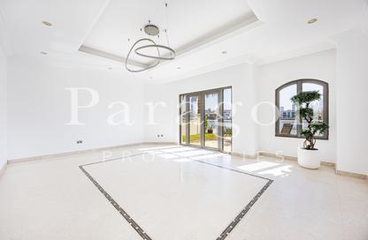 Villa - 4 - 5 for rent in Garden Homes Frond L - Garden Homes - Palm Jumeirah - Dubai