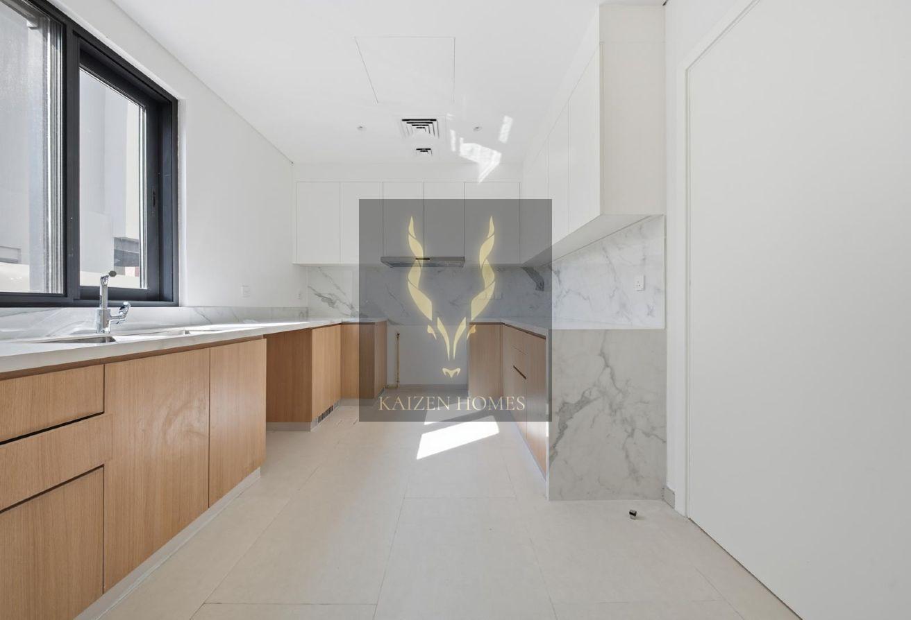 END UNIT / VACANT / UPGRADED / SINGLE ROW photo 6