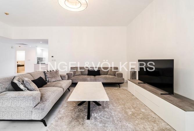 Exclusive | Upgraded | Fully Furnished photo 2