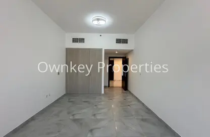 شقة - غرفة نوم - 2 حمامات للايجار في الوردة بيضاء - الضاحية 12 - قرية جميرا الدائرية - دبي