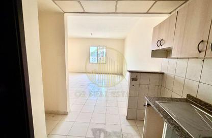 شقة - 1 حمام للايجار في L04 - طراز يوناني - المدينة العالمية - دبي شقة - 1 حمام للايجار في L04 - طراز يوناني - المدينة العالمية - دبي