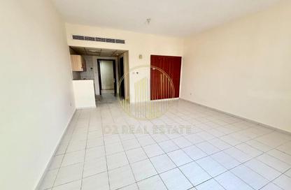 شقة - 1 حمام للايجار في L04 - طراز يوناني - المدينة العالمية - دبي شقة - 1 حمام للايجار في L04 - طراز يوناني - المدينة العالمية - دبي