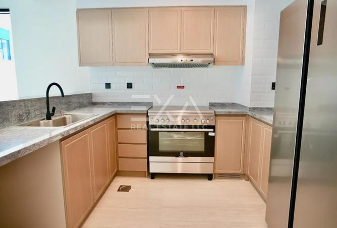 Middle Unit I TH 5BR+Maids I Vacant photo 3