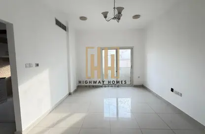 شقة - 2 غرف نوم - 2 حمامات للايجار في تجارية مويلح - الشارقة