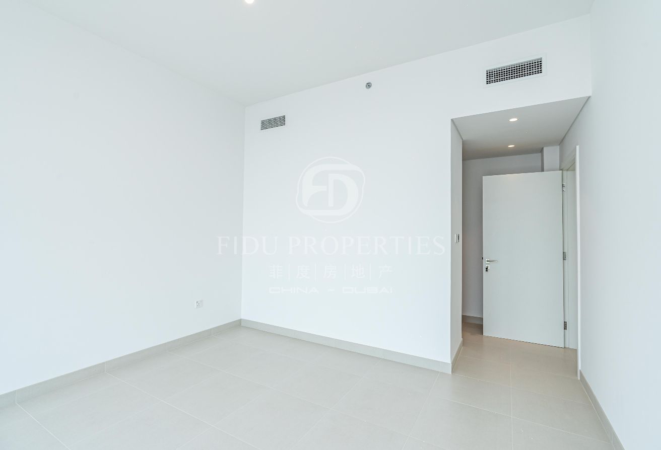 WATERFRONT LIVING | VACANT | HIGH FLOOR