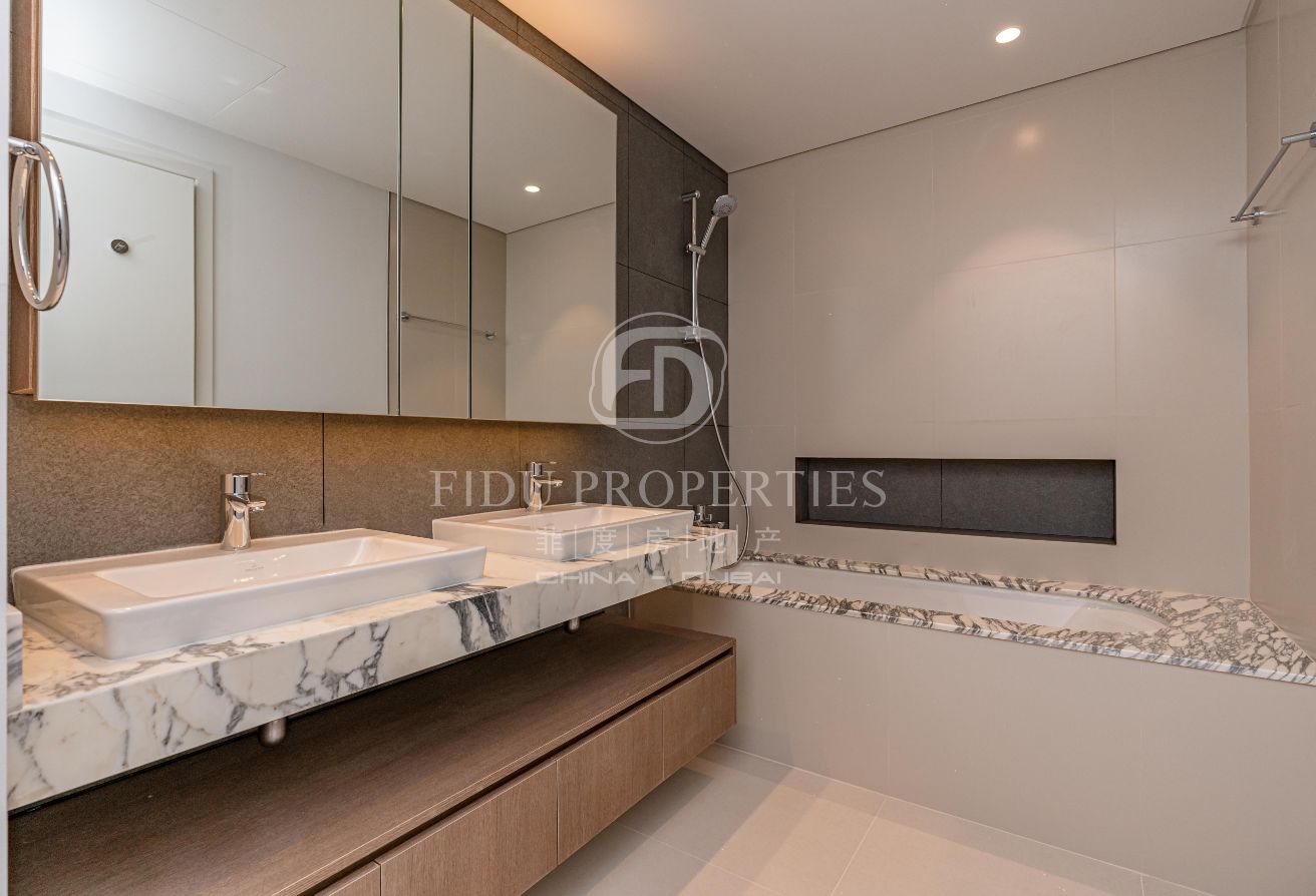 WATERFRONT LIVING | VACANT | HIGH FLOOR