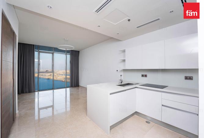 Apt with luxurious finishes and full sea view