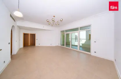 Apartment - 2 Bedrooms - 3 Bathrooms for rent in Al Tamr - Shoreline Apartments - Palm Jumeirah - Dubai