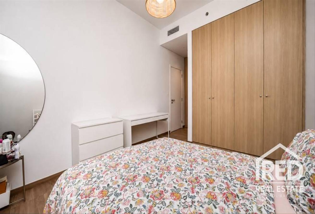 spacious Modern Fully furnished photo 9