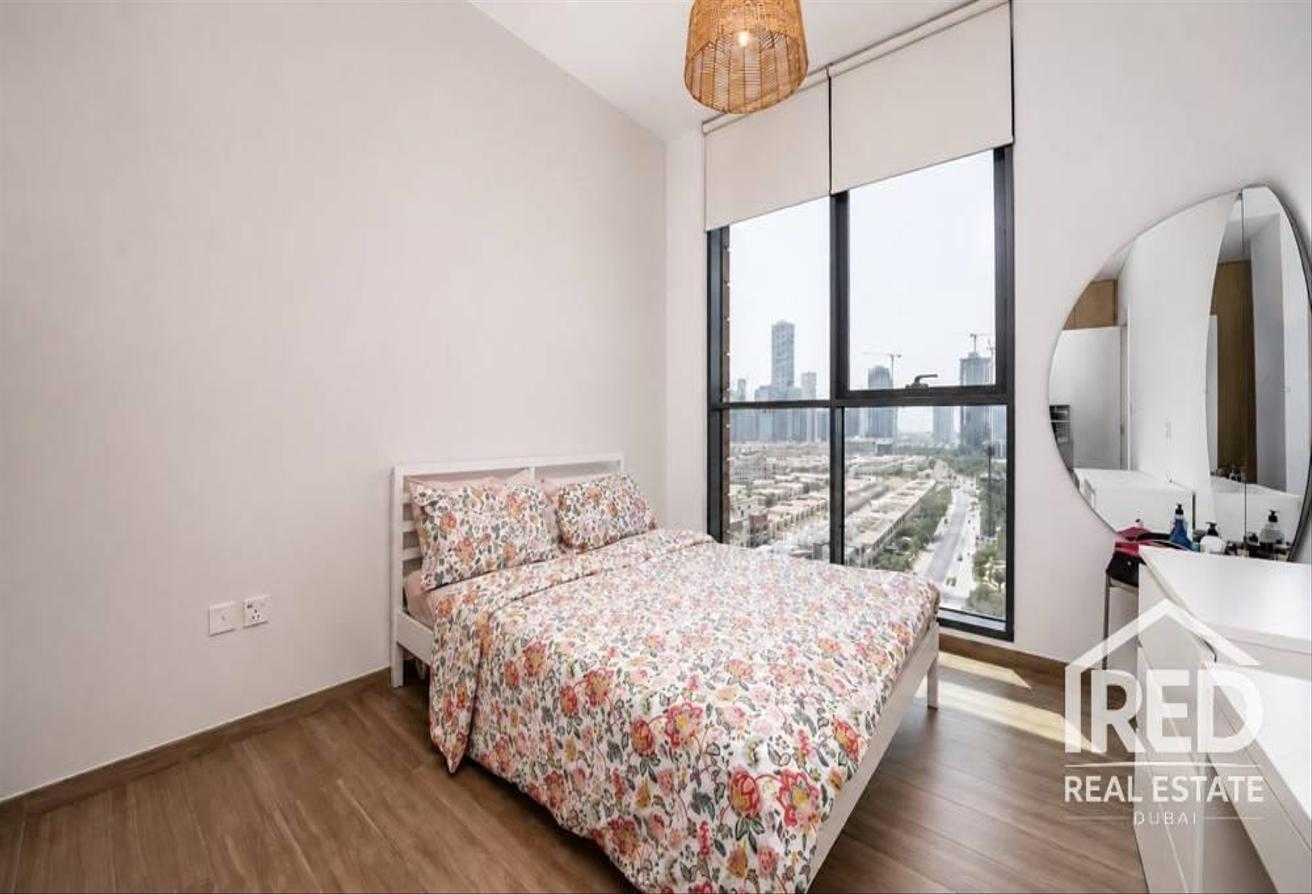 spacious Modern Fully furnished photo 3
