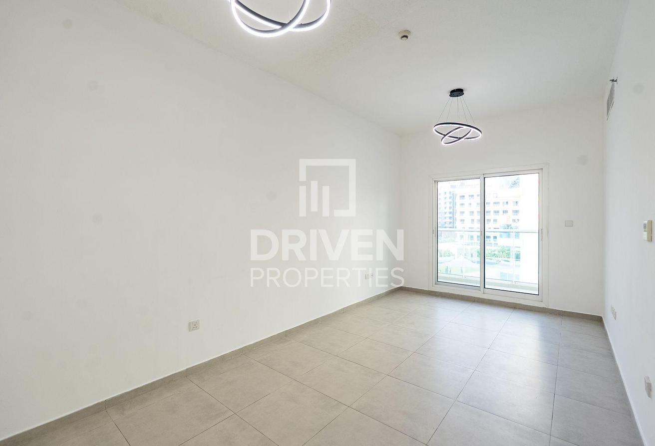 Ready to Move in | Multiple Cheques | Spacious photo 2