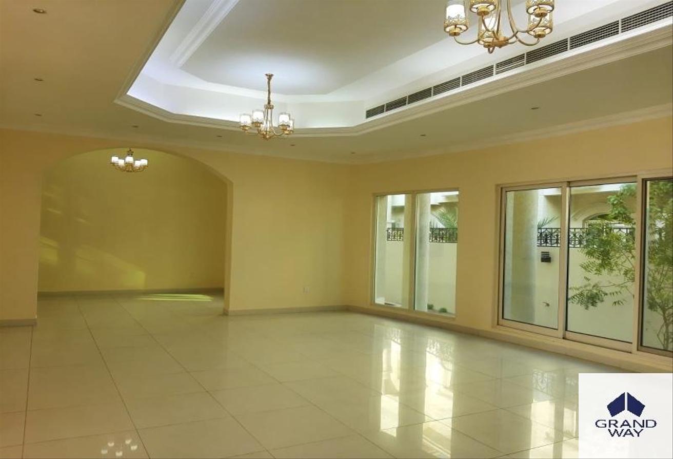 Large 5BR Villa | Prime Location | Family Home photo 2