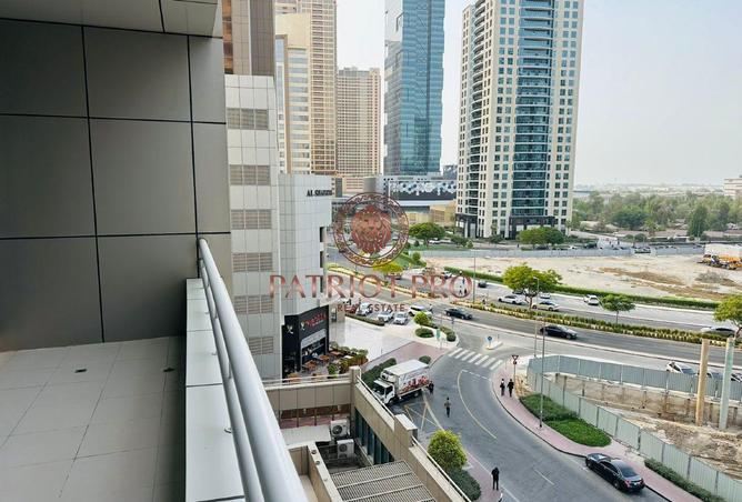 شقة فسيحة بغرفتي نوم | بدون مبرد | شرفتان |