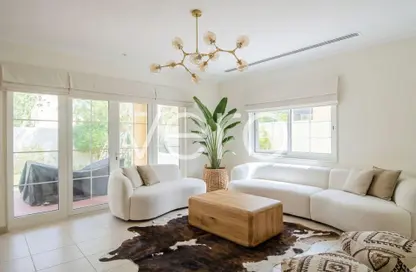 Villa - 3 Bedrooms - 5 Bathrooms for rent in District 6 - Jumeirah Park - Dubai