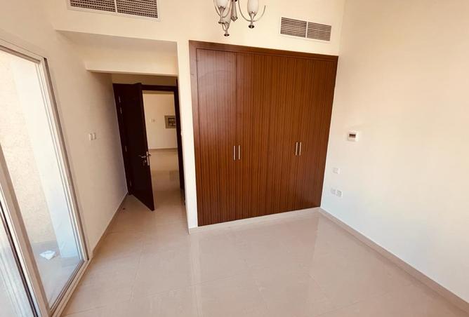NICE 1BHK :RENT 52K ; POOL :1 PARKING photo 3