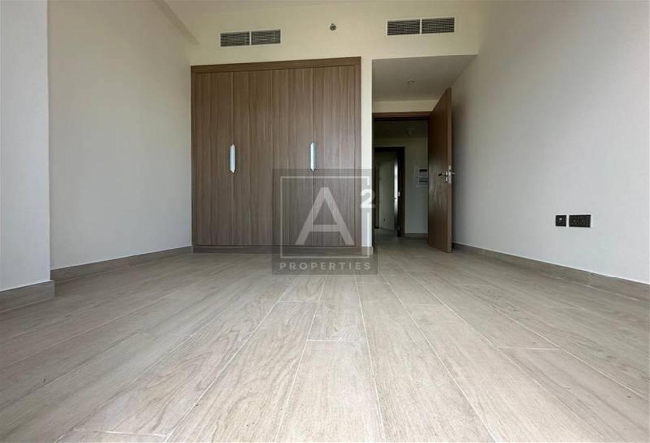 SPACIOUS BALCONY | PRIME LOCATION | POOL VIEW photo 9