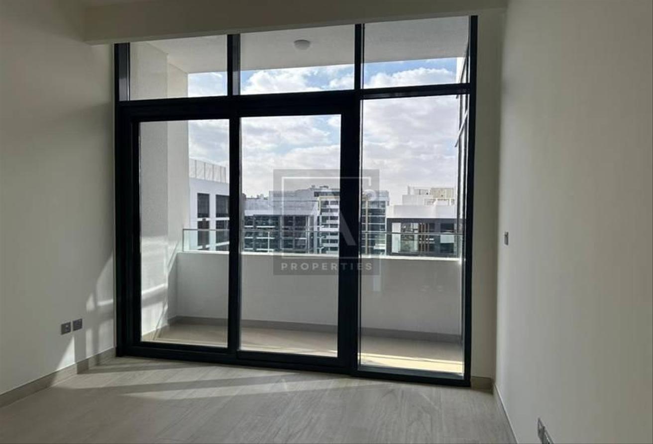 SPACIOUS BALCONY | PRIME LOCATION | POOL VIEW photo 12