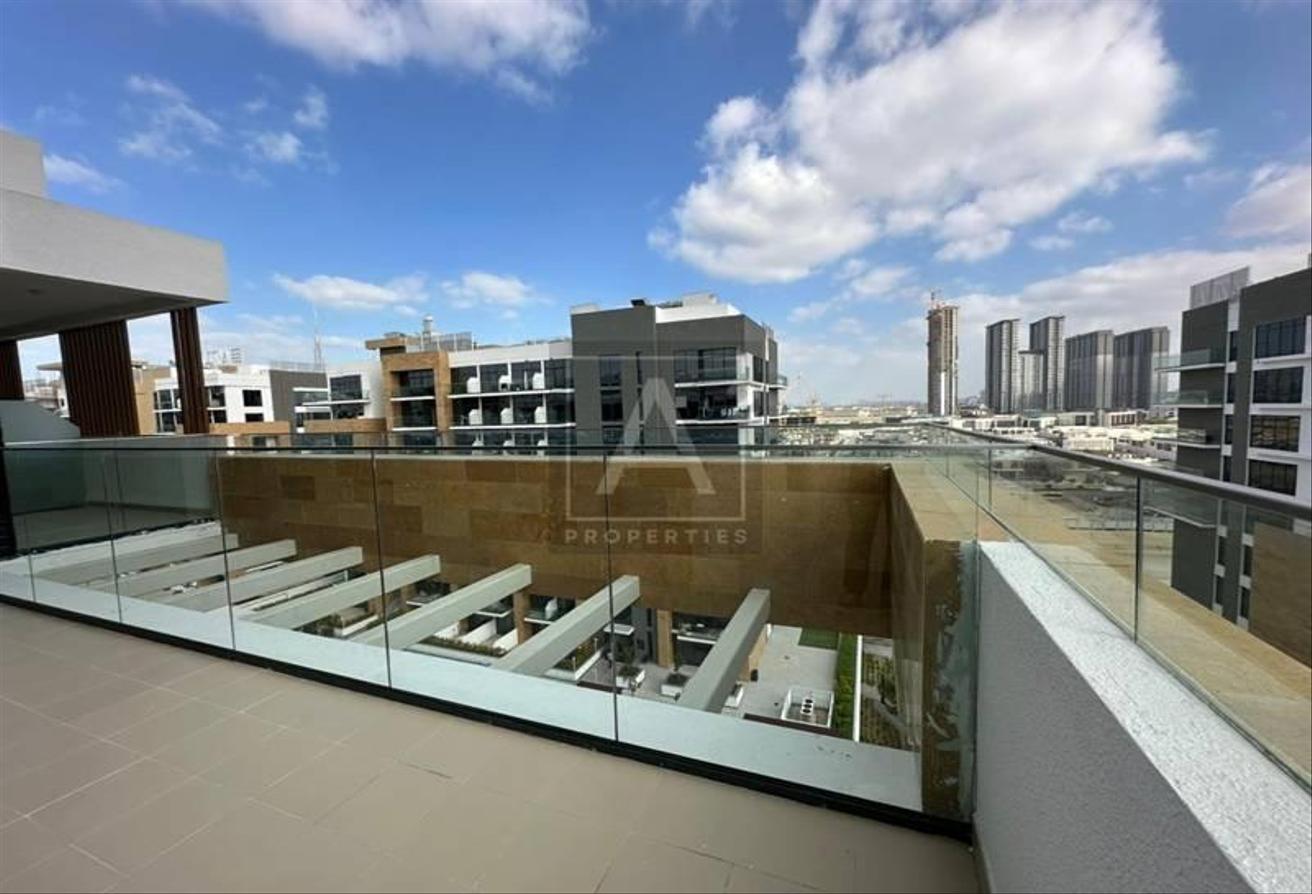 SPACIOUS BALCONY | PRIME LOCATION | POOL VIEW photo 2