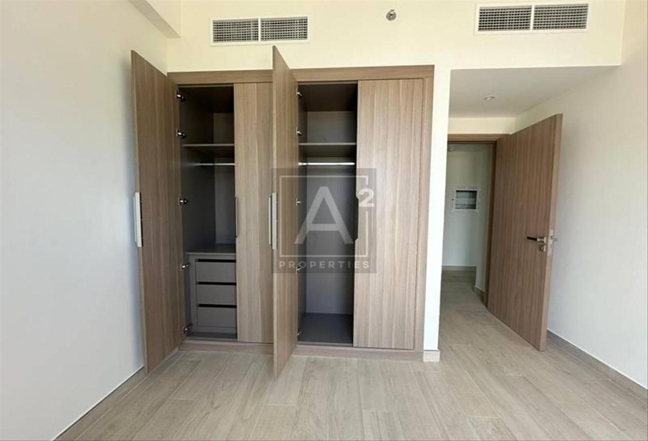 SPACIOUS BALCONY | PRIME LOCATION | POOL VIEW photo 13