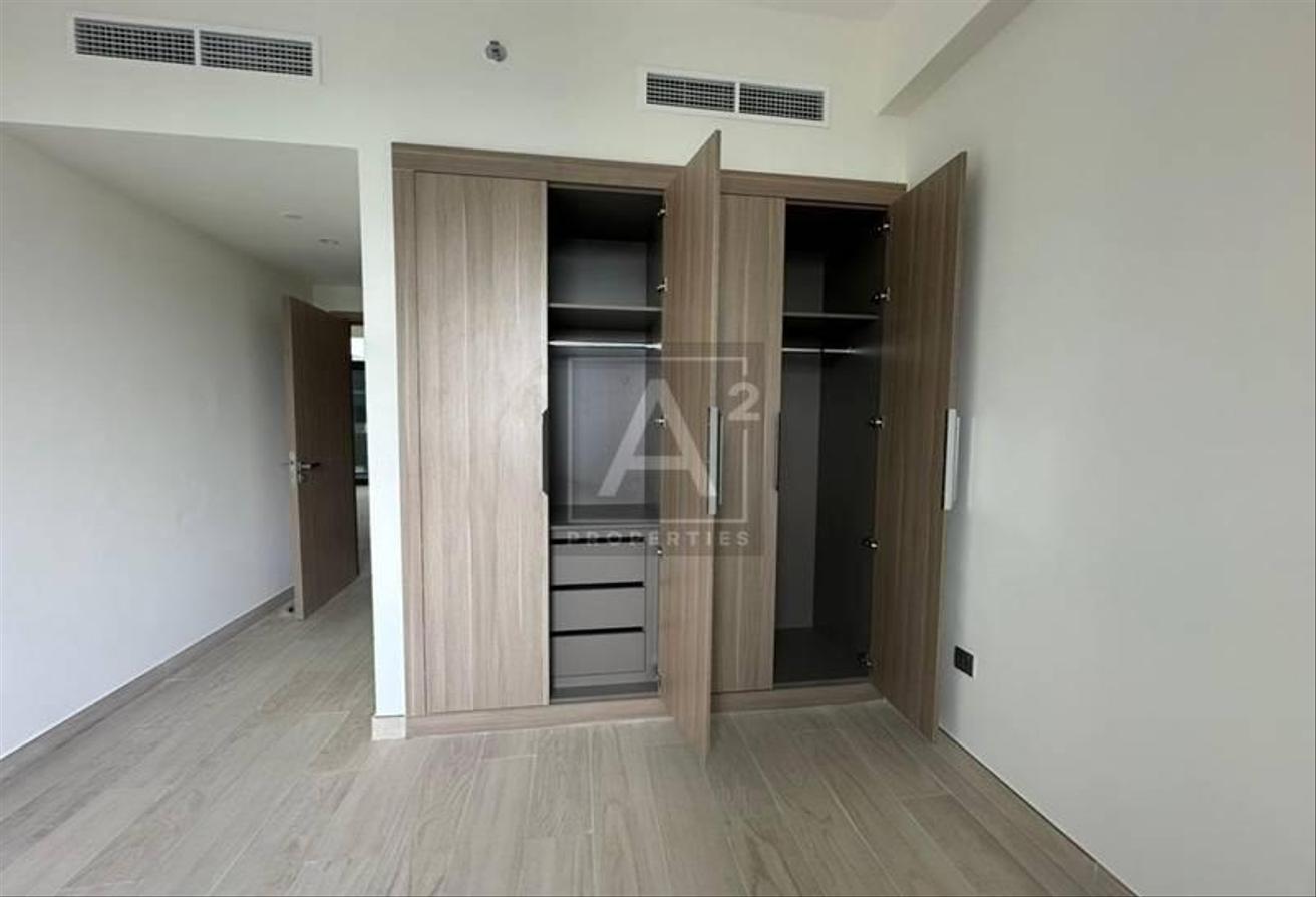 SPACIOUS BALCONY | PRIME LOCATION | POOL VIEW photo 5