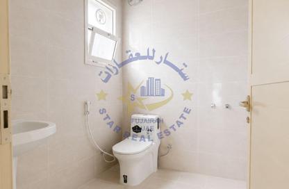 Warehouse - Studio - 2 Bathrooms for sale in Al Hayl - Fujairah