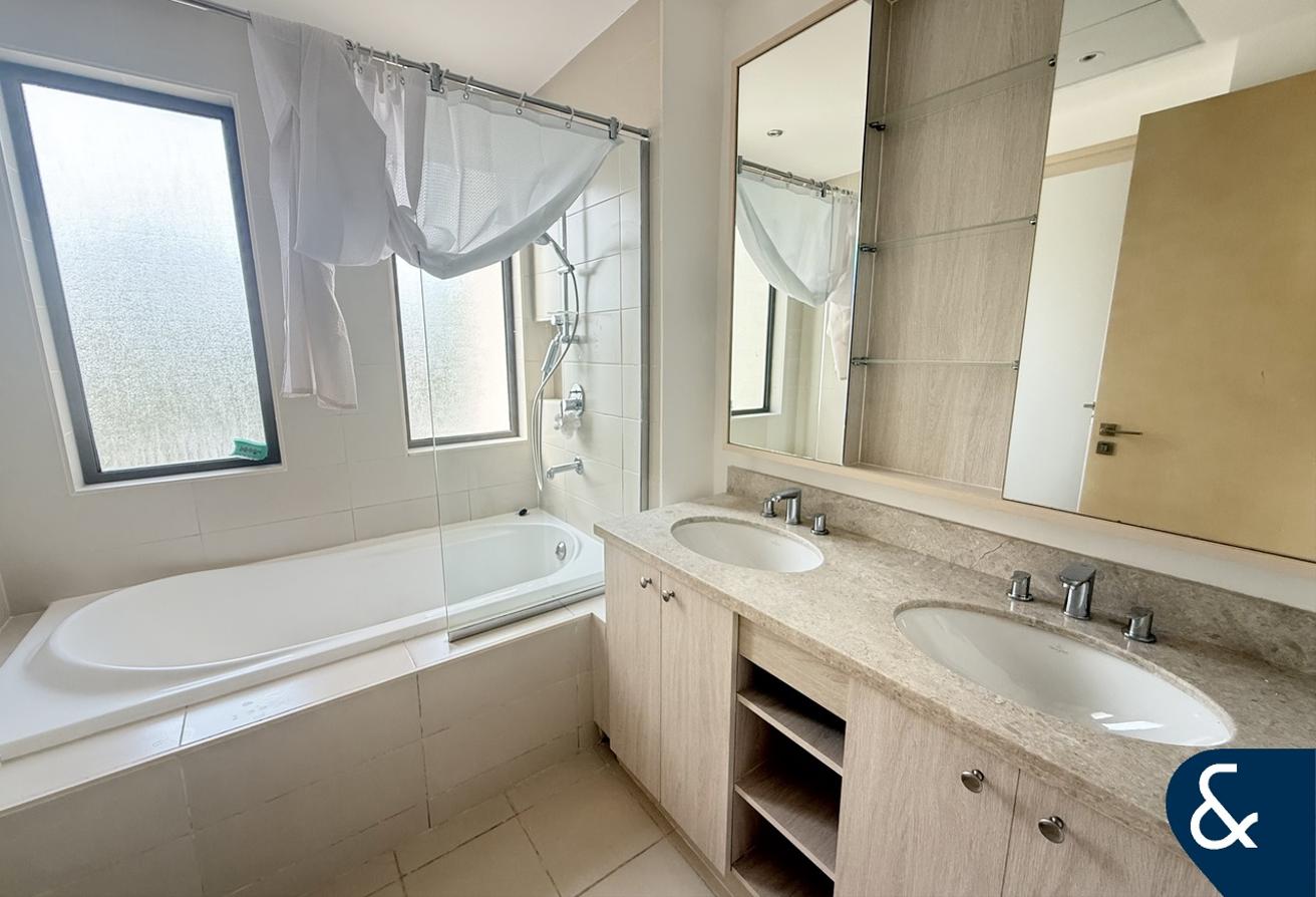 Vacant 4 Bedroom | Large Plot | Single Row photo 11