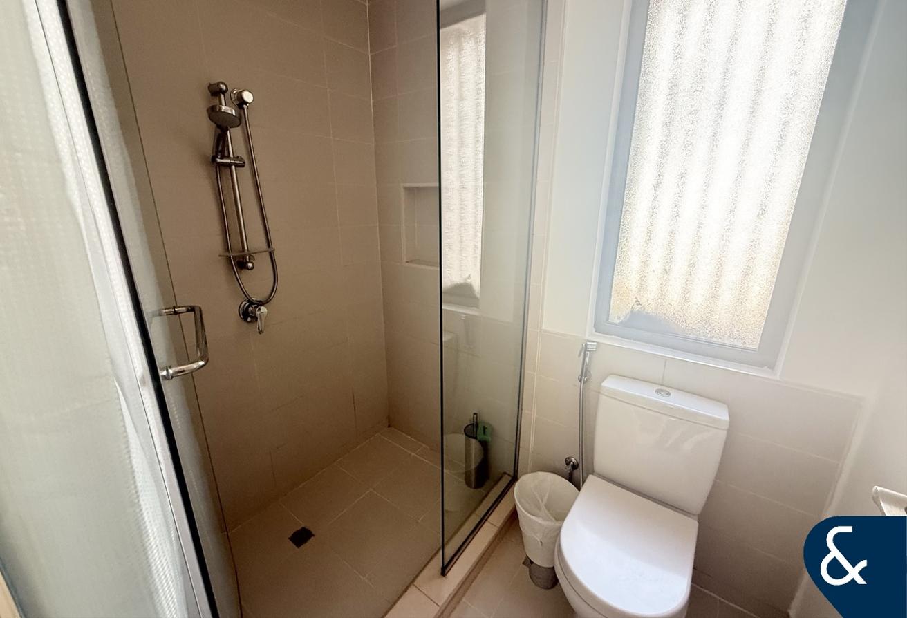 Vacant 4 Bedroom | Large Plot | Single Row photo 14