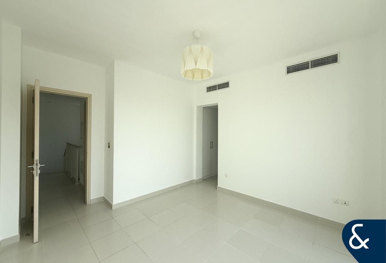 Vacant 4 Bedroom | Large Plot | Single Row photo 9