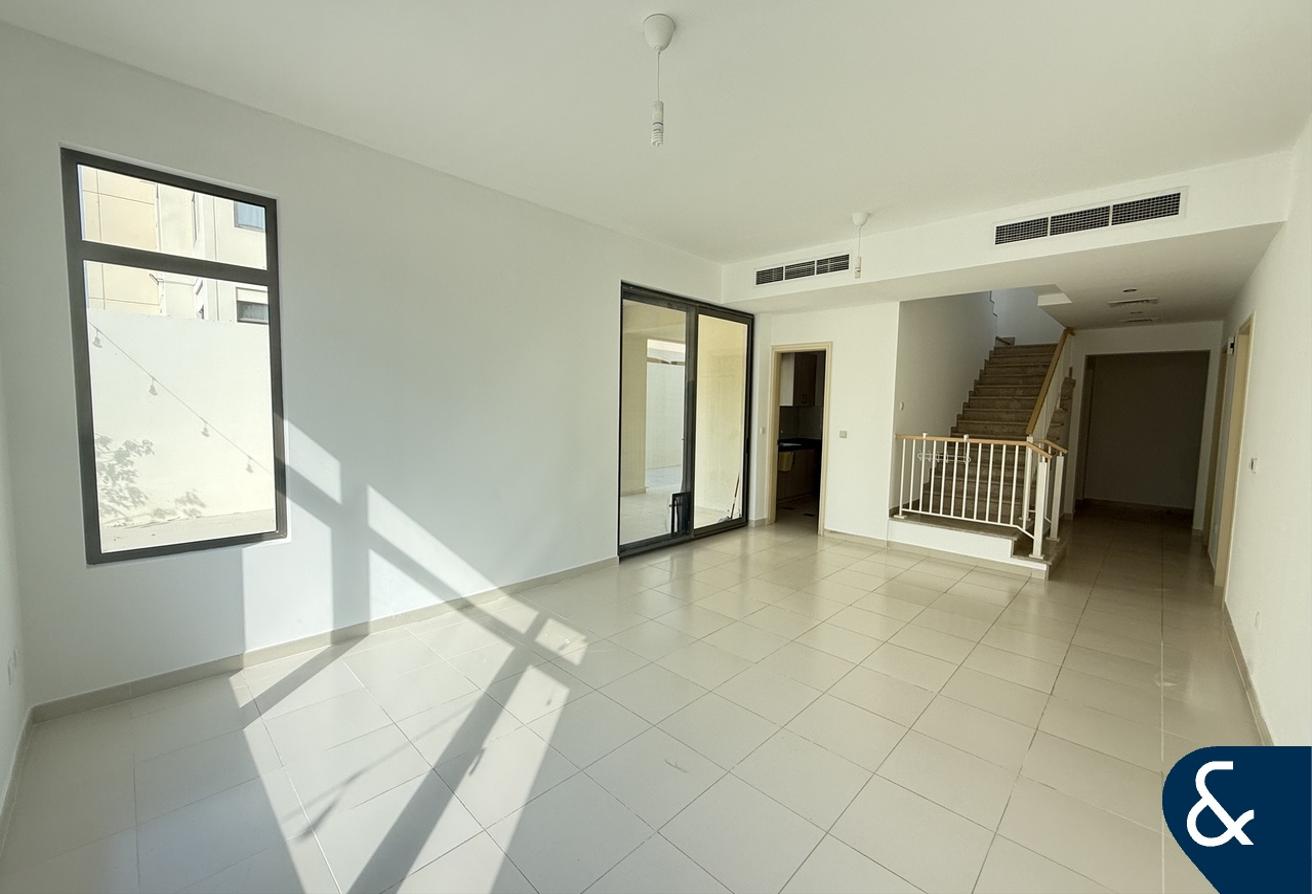 Vacant 4 Bedroom | Large Plot | Single Row photo 4
