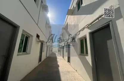سكن عمال - استوديو - 8 حمامات للايجار في بناء الصناعية 13 - منطقة رقم 13 - المنطقة الصناعية بالشارقة - الشارقة