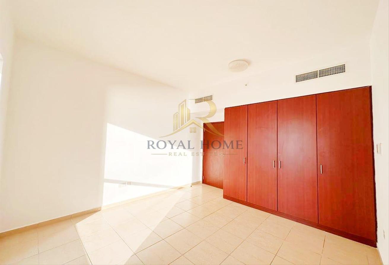 Spacious 3BR | Beachfront Living | Prime Location photo 5