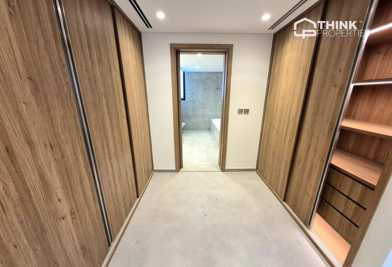 Corner Villa Close to Exit | Vacant | Large Plot photo 6