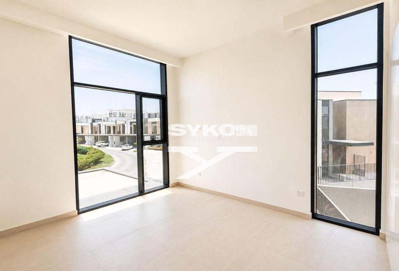 Large Corner Plot | 4 Bedroom + Maid | Unfurnished photo 6