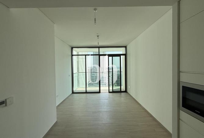 شاغرة | إطلالة كاملة على البحيرة | طابق مرتفع