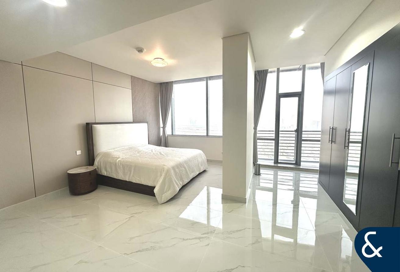 Duplex | Large Layout | High Floor photo 18