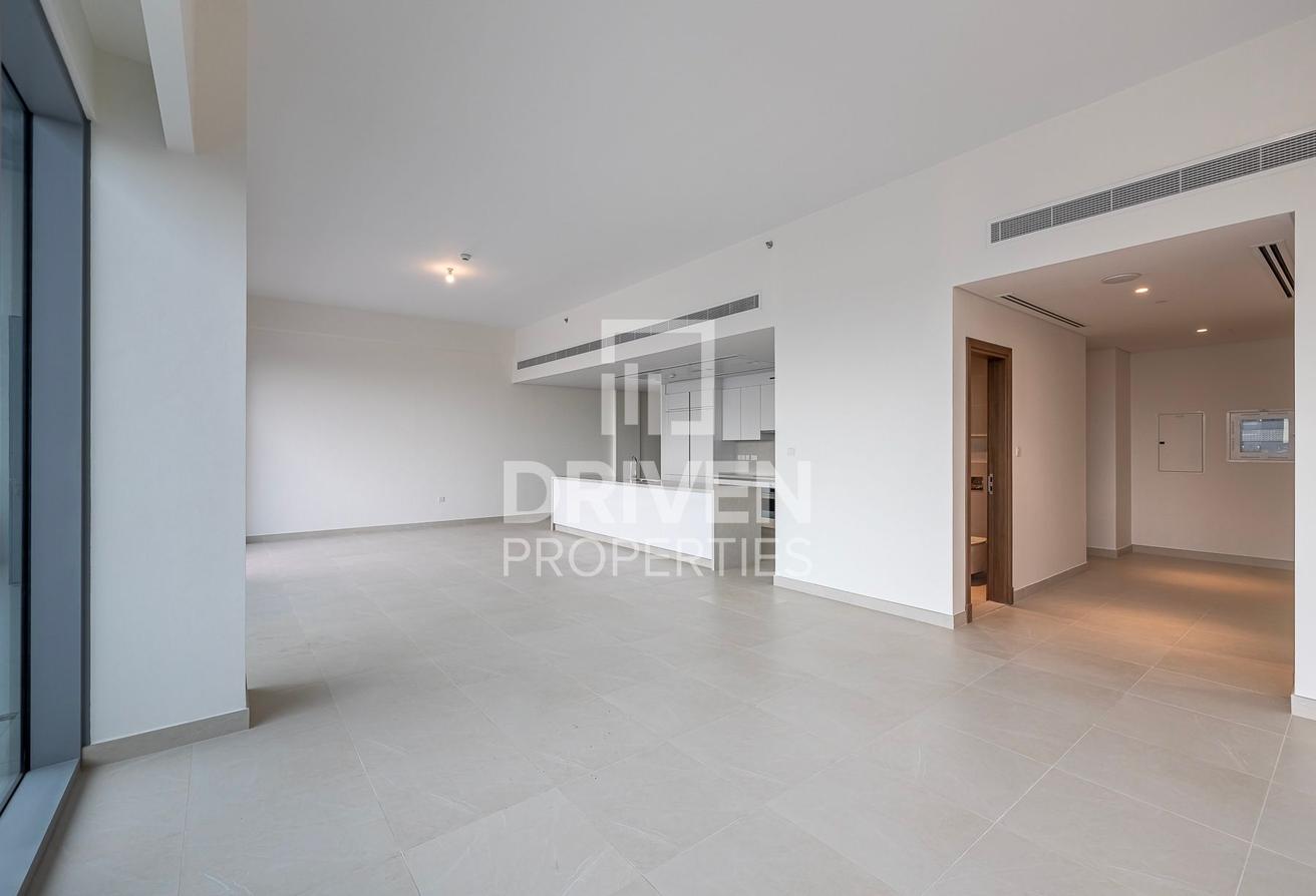 Full Canal and Burj Khalifa View | Spacious Layout photo 4