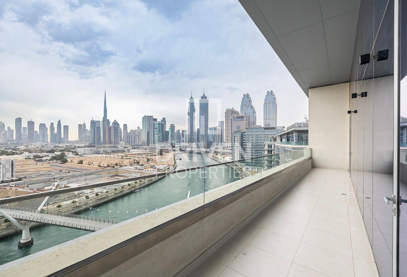 Full Canal and Burj Khalifa View | Spacious Layout photo 10