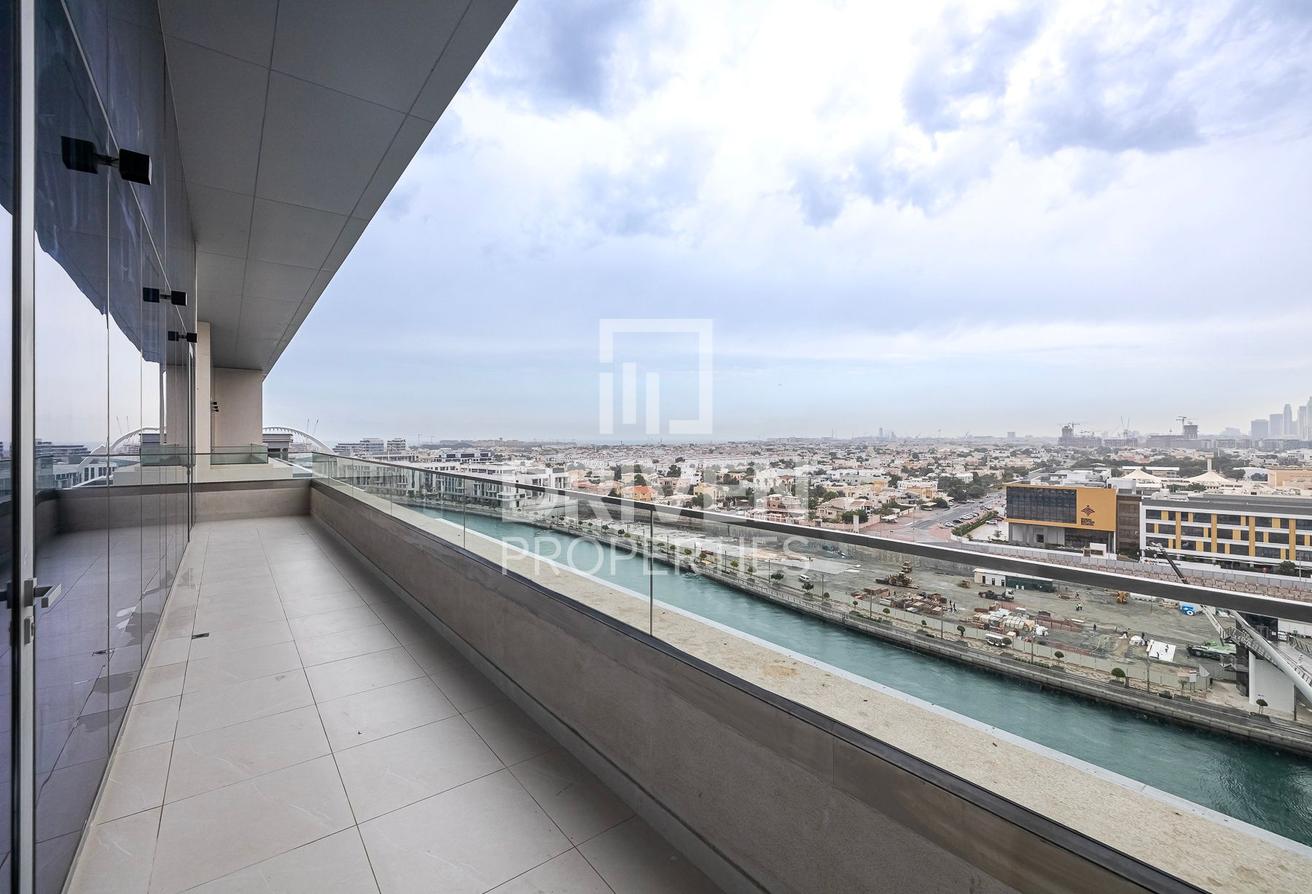 Full Canal and Burj Khalifa View | Spacious Layout photo 11