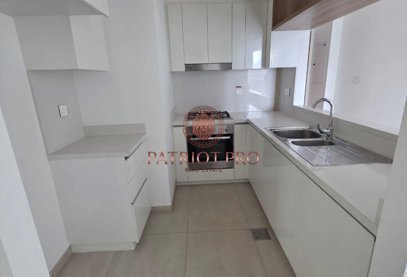 urgent! vacant! burj khalifa view! maintained well photo 5
