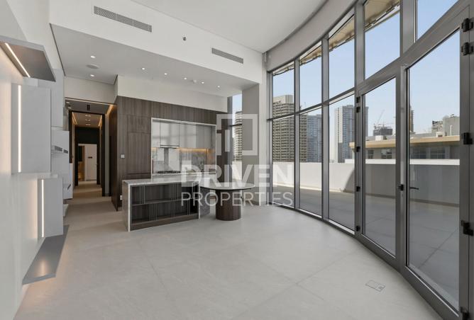 Elegant Unit with Huge Terrace | Prime Location photo 3