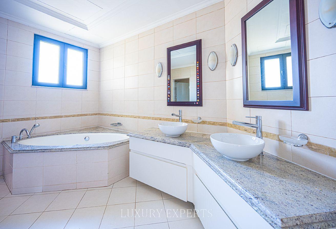 Atrium 3 Floors I Unfurnished I Beach I Pool photo 9