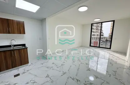 شقة - 1 حمام للايجار في شرق - مارينا مساكن المرحلة 3 - قرية الحمرا - رأس الخيمة