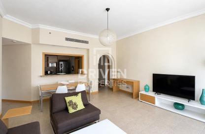 Apartment - 2 Bedrooms - 3 Bathrooms for rent in Al Das - Shoreline Apartments - Palm Jumeirah - Dubai