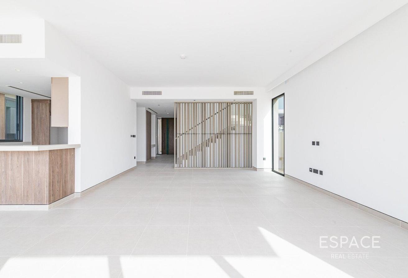 Vacant | Spacious | Luxurious | 4 BR photo 5