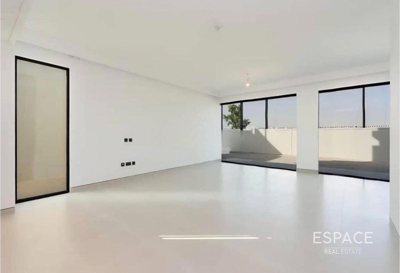 Vacant | Spacious | Luxurious | 4 BR photo 2