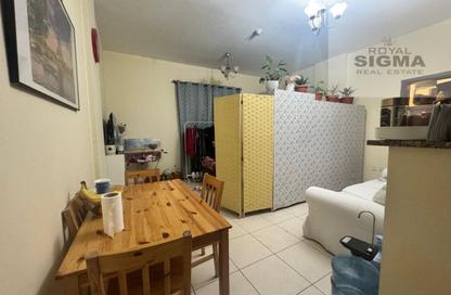 شقة - غرفة نوم - 2 حمامات للايجار في اي سي 1 اماراتي 11 - طراز إماراتي - المدينة العالمية - دبي