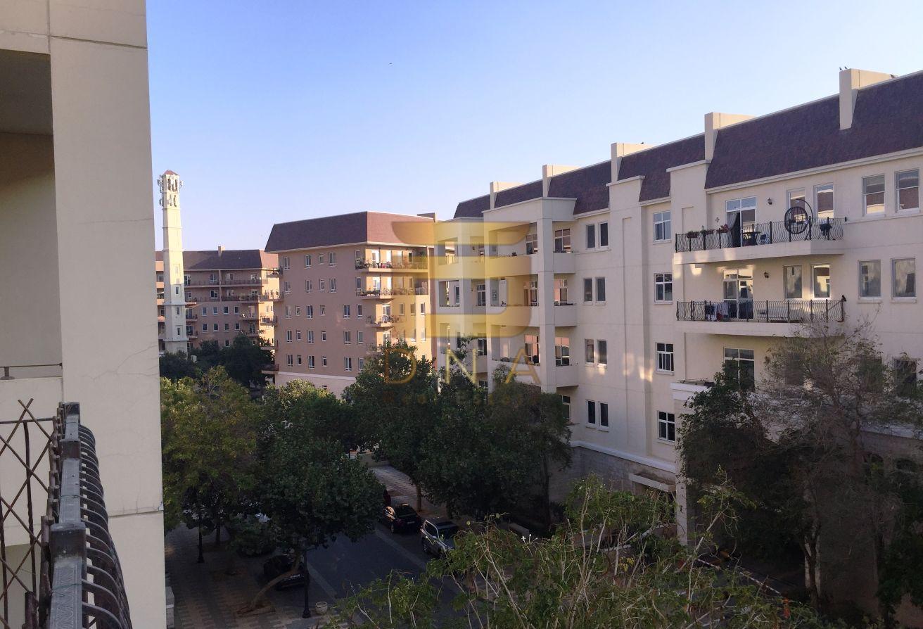 Well Maintained With 2 Balconies Mid Floor photo 5