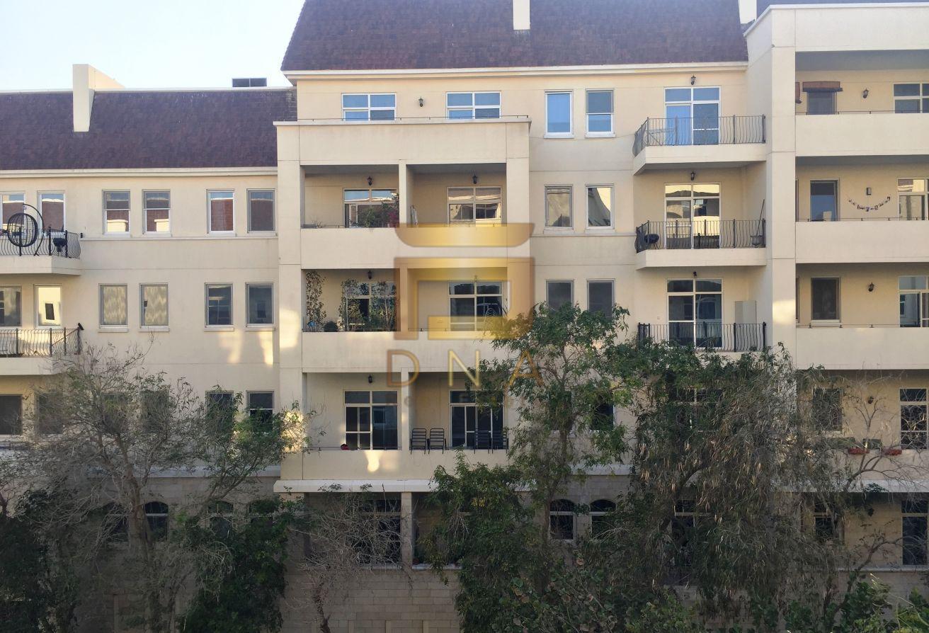 Well Maintained With 2 Balconies Mid Floor photo 3