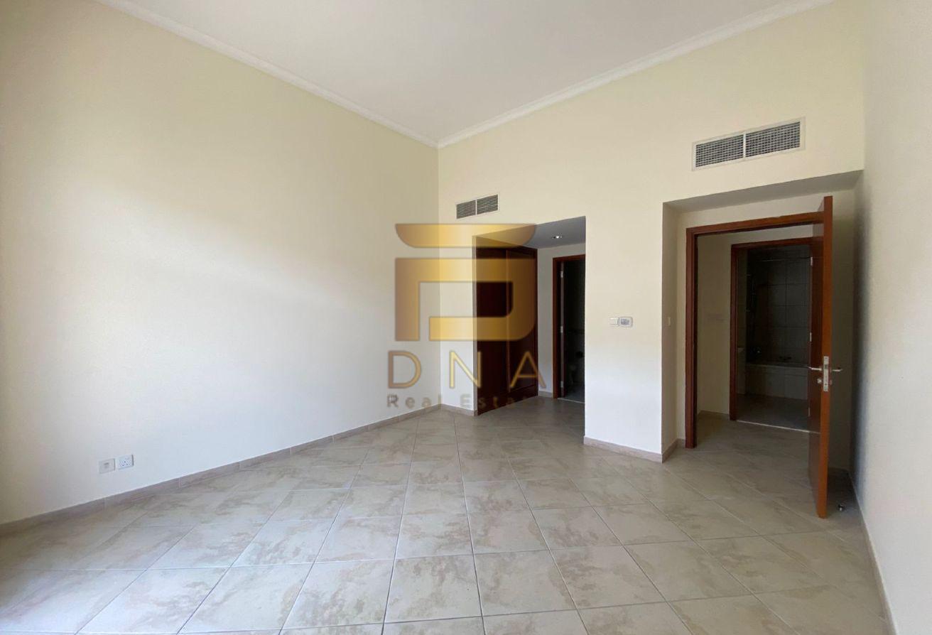 Well Maintained With 2 Balconies Mid Floor photo 18