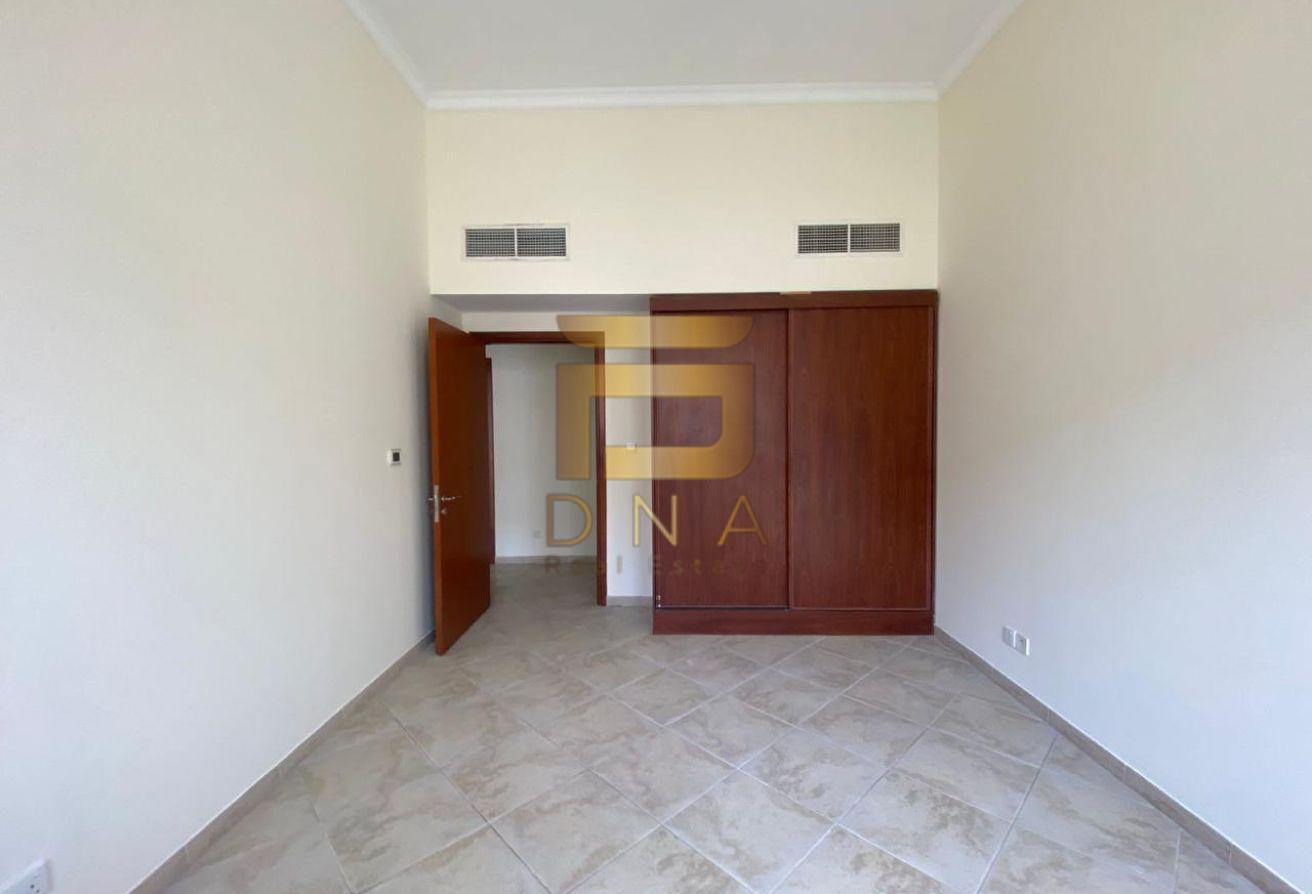 Well Maintained With 2 Balconies Mid Floor photo 22